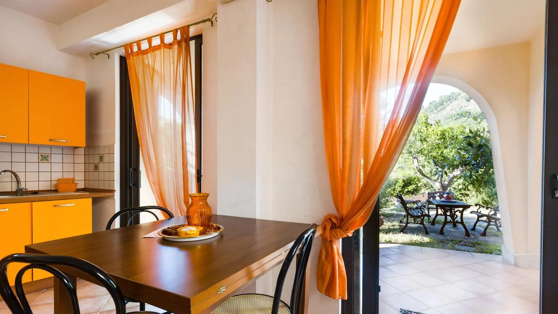 Casa Del Limone Gioiosa Marea Apartment
